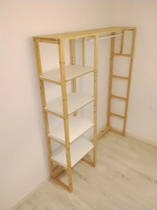 Armario de madera con barra hecho a mano.