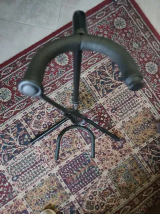 Pie de guitarra negro Superior. Muy apañado.