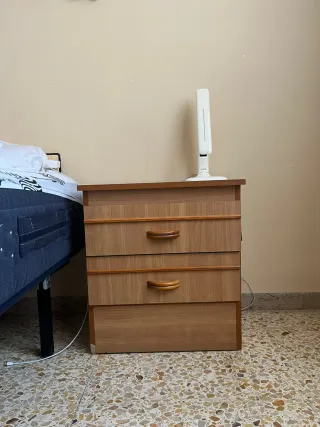 Mesita de noche de madera con 3 cajones