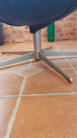 Sillón giratorio  de diseño  gris y negro.Hoy 20€