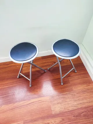 2 Taburetes Metálicos Plegables