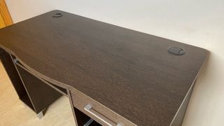 Escritorio amplio y robusto wengué