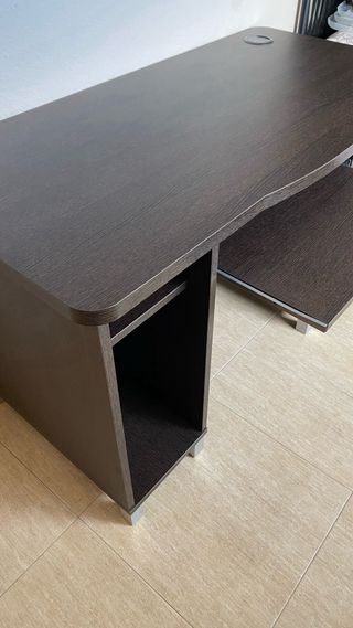 Escritorio amplio y robusto wengué