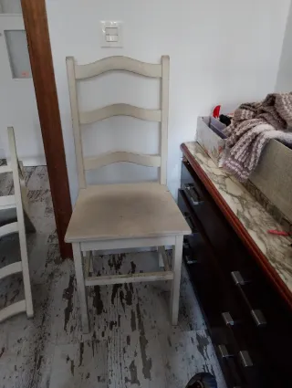 Sillas de madera blancas. 8€ LAS DOS.