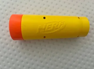 Accesorios Nerf: 2 miras, 3 cargadores, 1 pistola