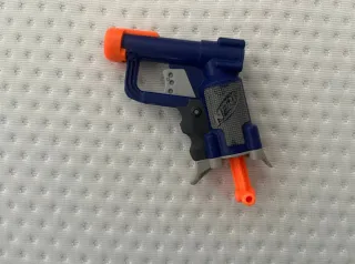 Accesorios Nerf: 2 miras, 3 cargadores, 1 pistola