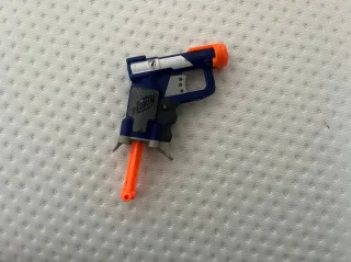 Accesorios Nerf: 2 miras, 3 cargadores, 1 pistola