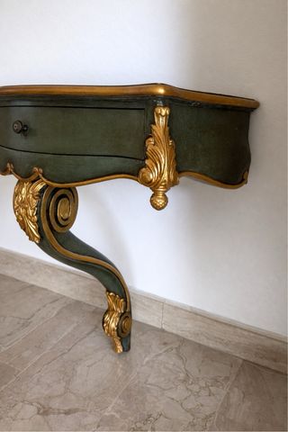 Mesita de noche vintage verde y dorada