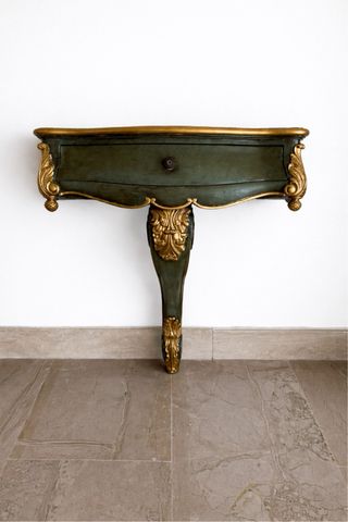 Mesita de noche vintage verde y dorada