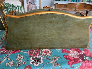 Mesita de noche vintage verde y dorada