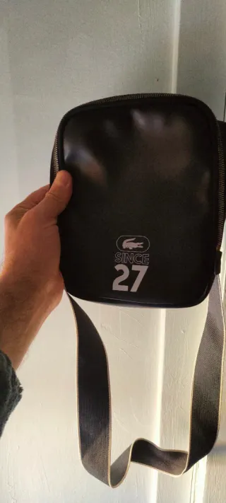 Bolso negro con correa ajustable