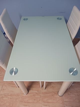 Mesa Comedor Cristal y 4 Sillas Blancas