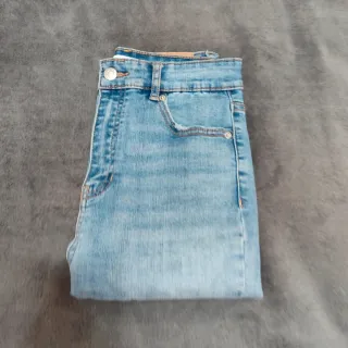 Vaquero skinny roto en rodilla Pull&Bear talla 36