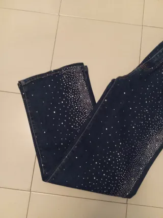 Pantalón vaquero con pedrería nuevo