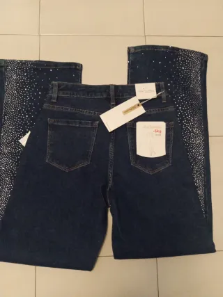 Pantalón vaquero con pedrería nuevo