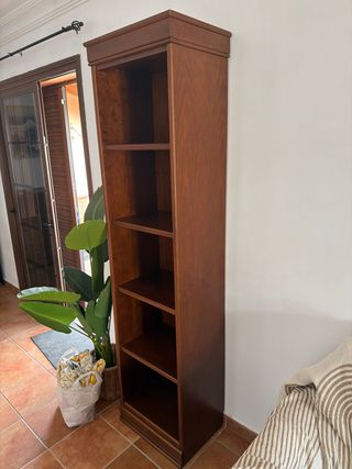 Estantería de madera marrón