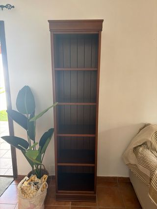 Estantería de madera marrón