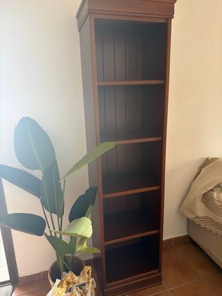 Estantería de madera marrón