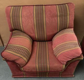 Sofás de tela naranja y rojo