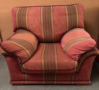 Sofás de tela naranja y rojo