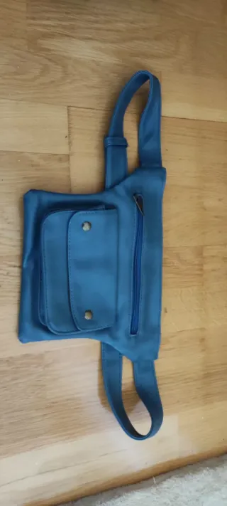 Riñonera imitación piel azul