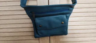 Riñonera imitación piel azul