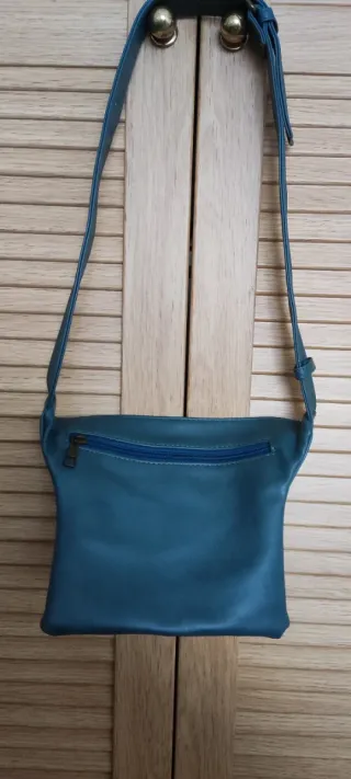 Riñonera imitación piel azul