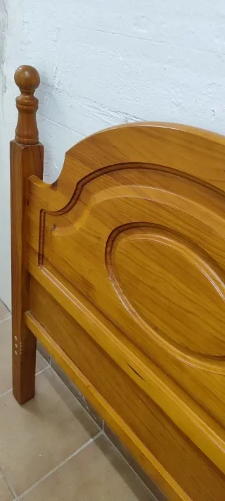 Cabecero y estantería de madera