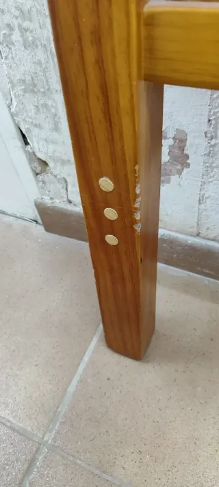 Cabecero y estantería de madera