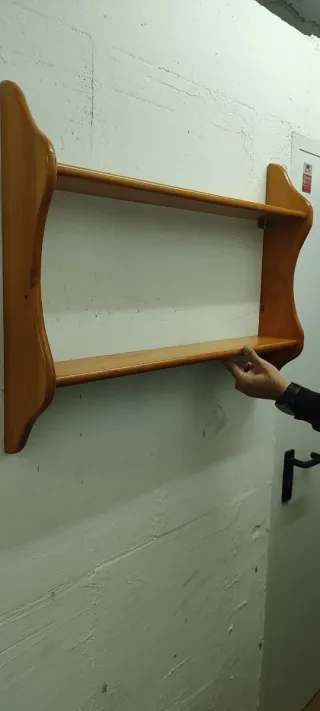 Cabecero y estantería de madera