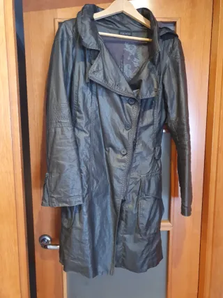 Gabardina negra IKKS