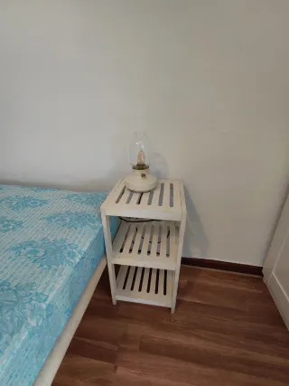 Cama y armario de habitación.