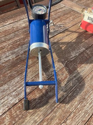 Bomba de aire pedal con manómetro