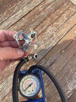 Bomba de aire pedal con manómetro