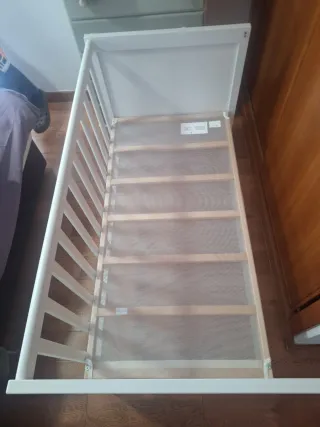 Cuna y colchón Ikea Sundvik