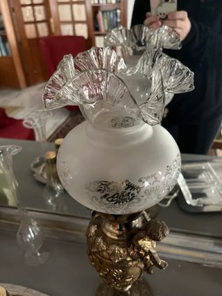 Lámpara de mesa antigua con querubines