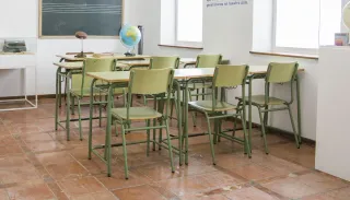 Mesas y sillas de colegio verdes