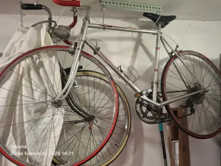 Bicicleta de carretera plateada