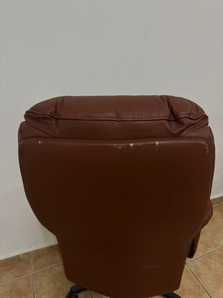 Silla de oficina de piel marrón