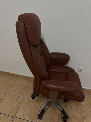 Silla de oficina de piel marrón