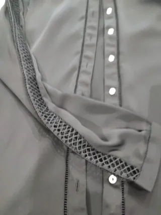 Blusa negra con encaje