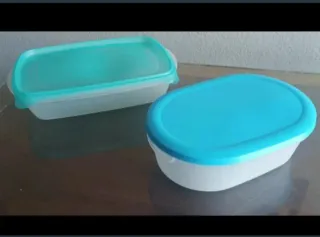 Tuppers de plástico azul y turquesa