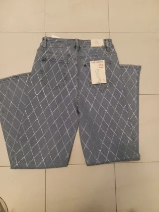 Pantalón vaquero con brillos plateados