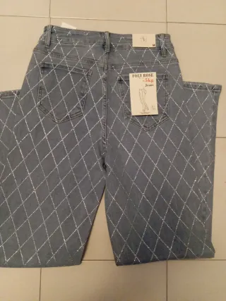 Pantalón vaquero con brillos plateados