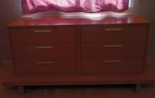 Cómoda de madera marrón