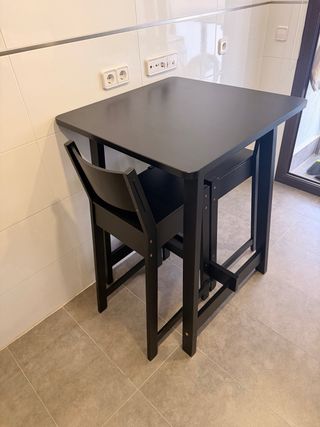 Mesa alta y 2 Sillas Negras