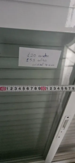 Ventana con persiana nueva