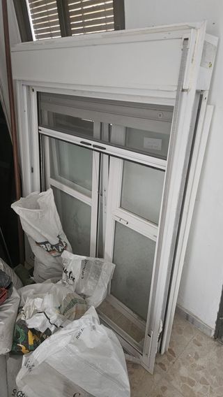 Ventana con persiana nueva y mosquitera