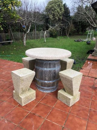 Mesa piedra + barril y 4 taburetes granito