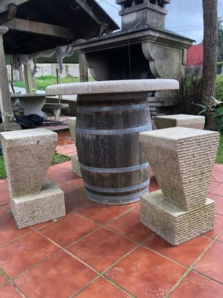 Mesa piedra + barril y 4 taburetes granito